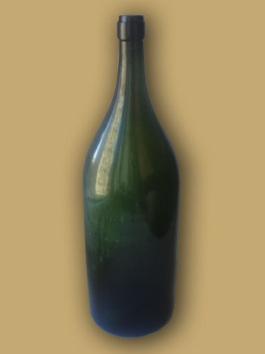 Старинная винная бутылка из тёмного зелёного стекла