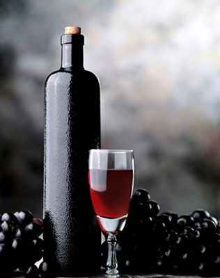Бутылка вина, бокал красного вина, черный виноград