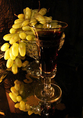 Вино в бокале и виноградная гроздь